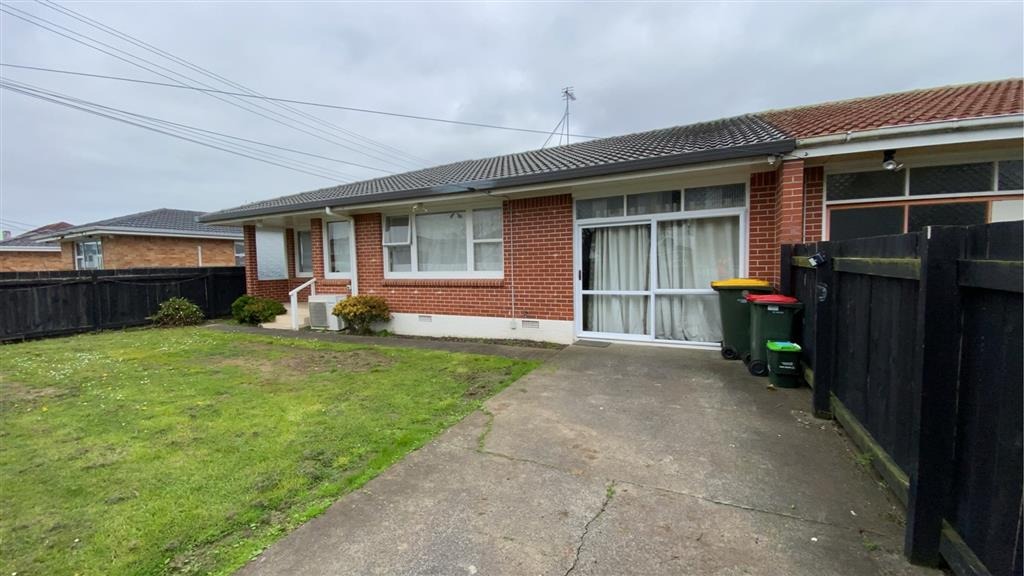 2 bedroom brick and tiles unit at Papatoetoe