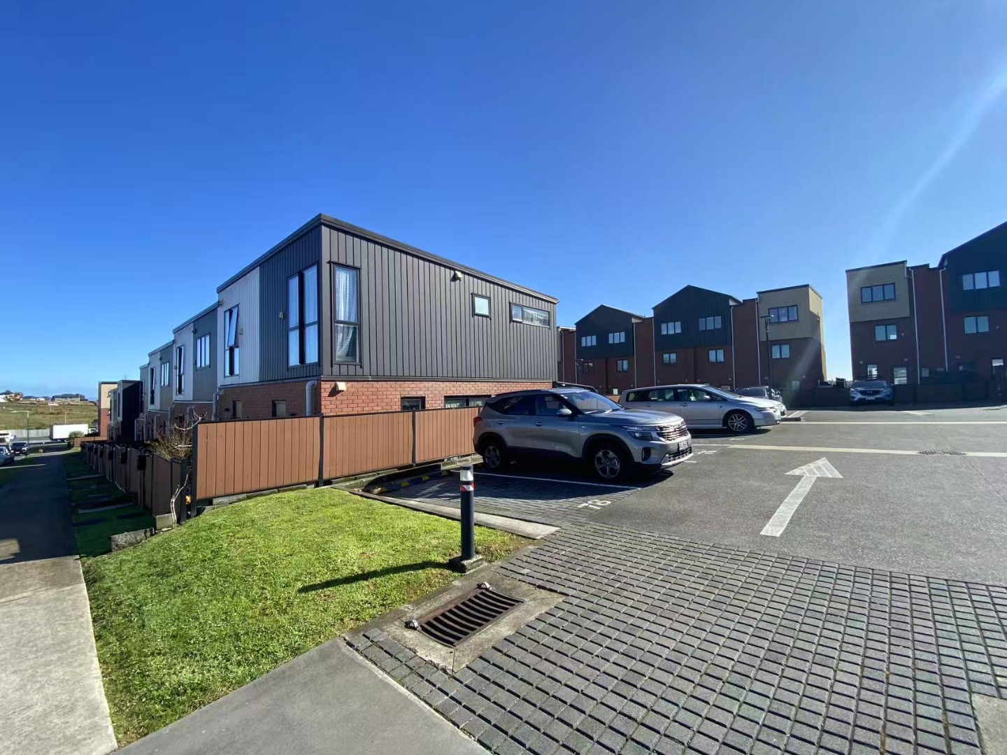 Stylish 2-Bedroom Duplex with Open Plan Living & Cozy Backyard!