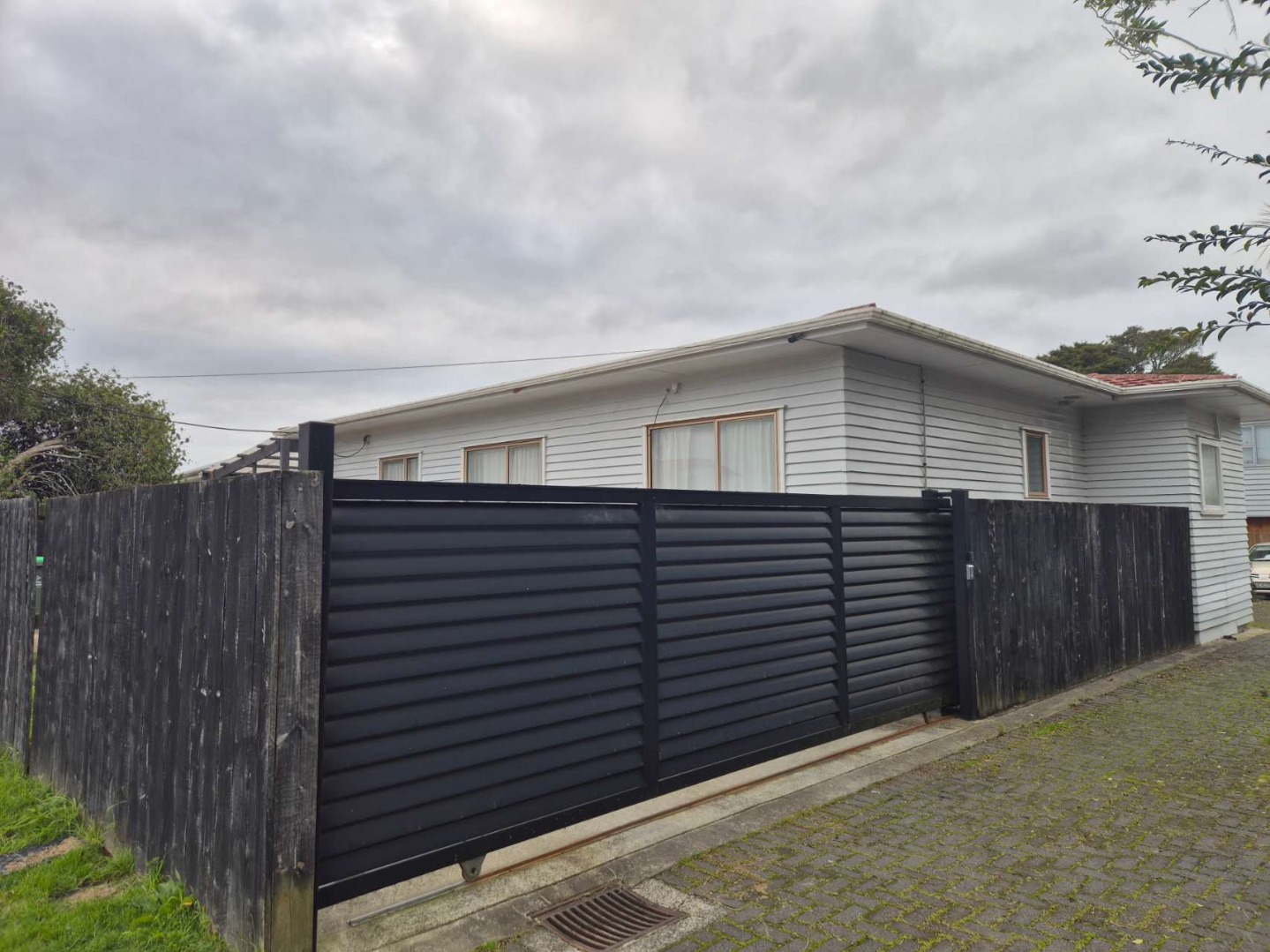 Spacious 4-Bedroom Family Home with Large Entertaining Deck – Kelston