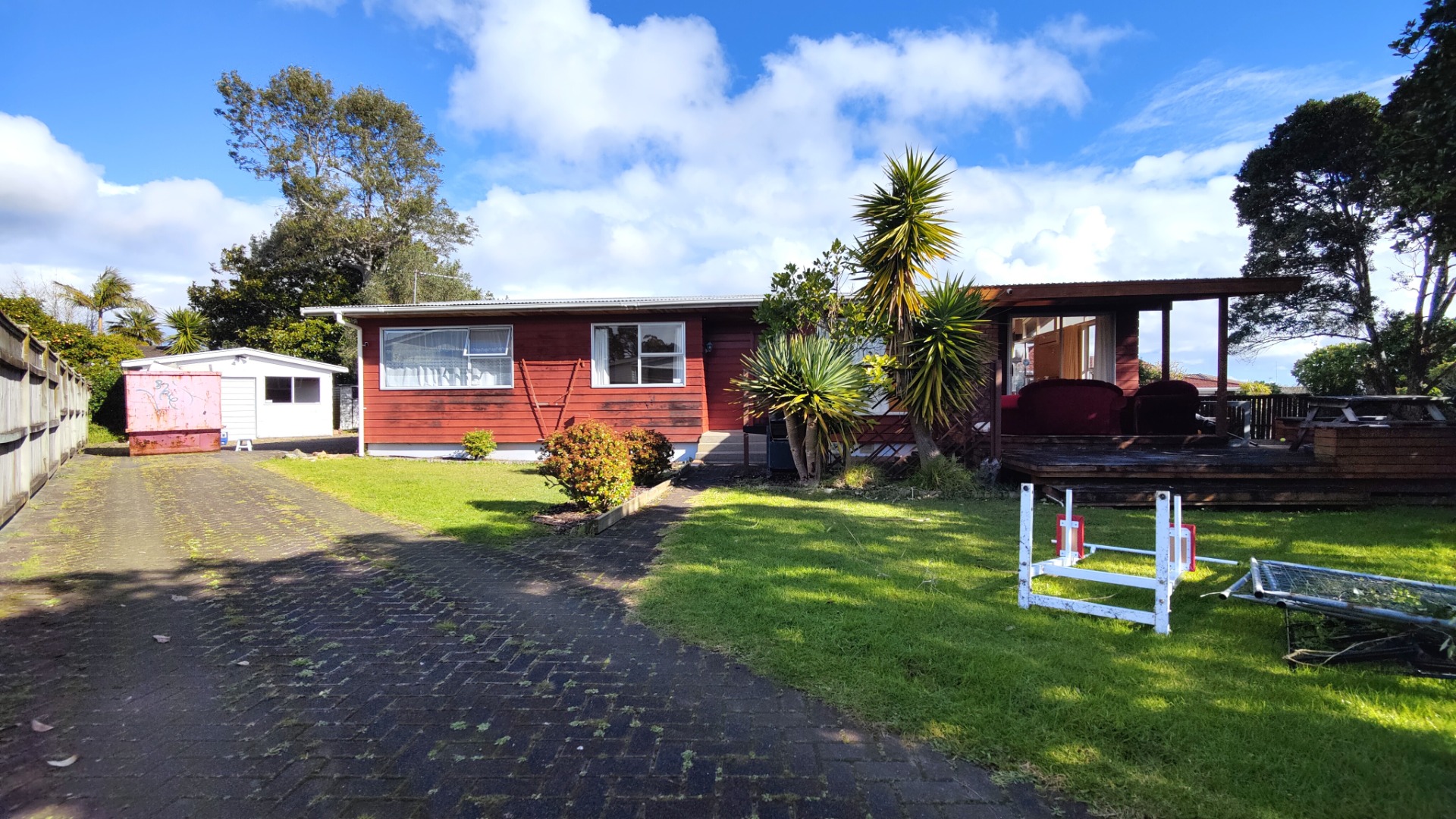 3 BEDROOMS HOUSE – GREAT OUTDOOR LIVING IN PAKURANGA HEIGHTS